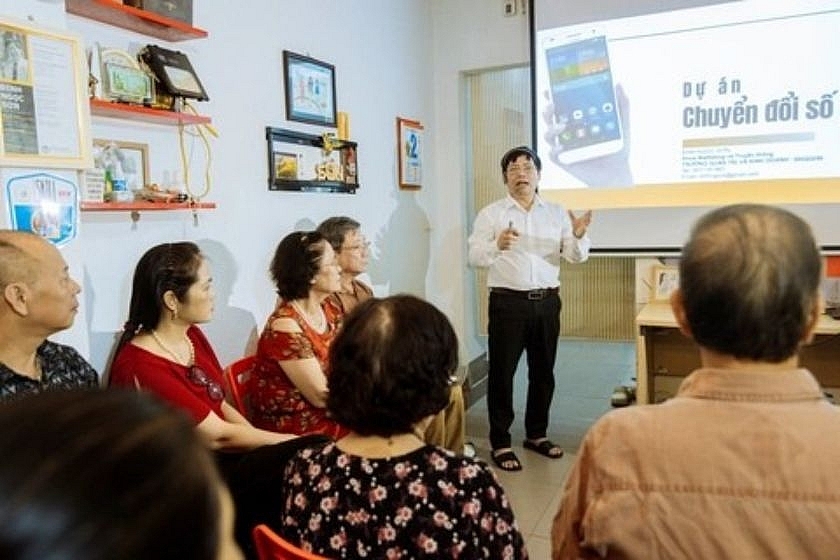 Đầu tư kinh doanh online: Cánh cửa mới cho sự chủ động tài chính của người cao tuổi