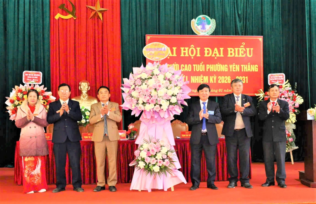 Lãnh đạo Hội NCT tỉnh Ninh Bình tặng hoa chúc mừng Đại hội