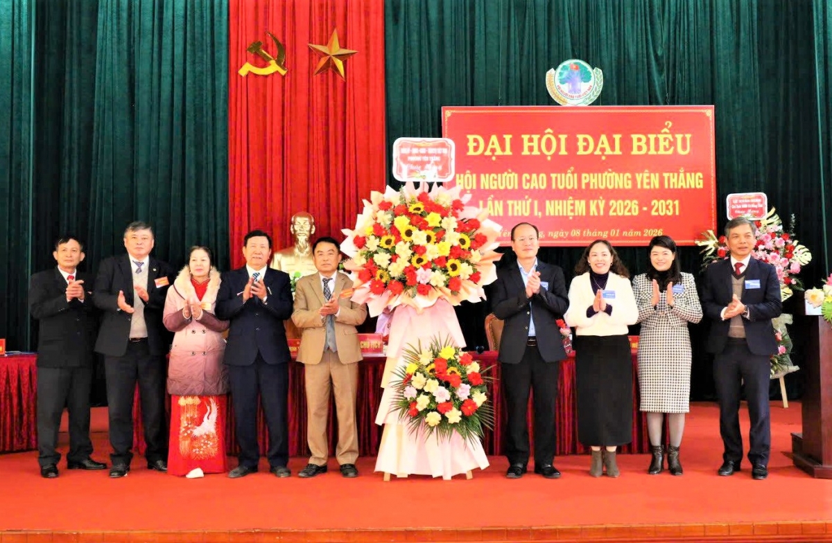 Lãnh đạo phường Yên Thắng tặng hoa chúc mừng Đại hội