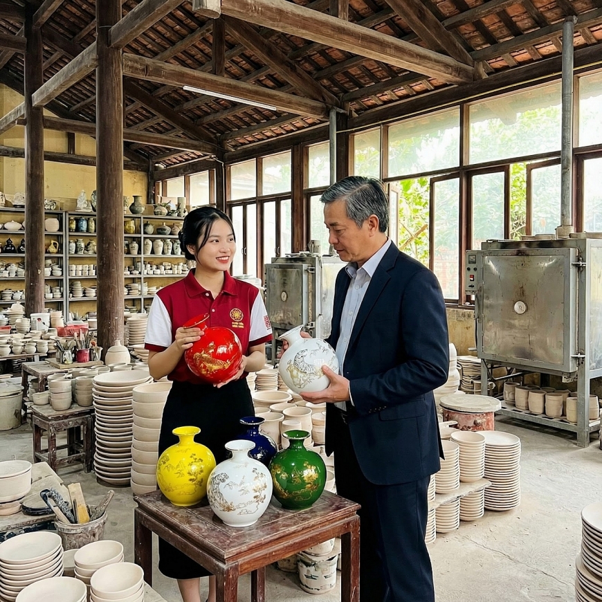 Bình hút lộc gốm sứ Bát Tràng và giá trị biểu trưng trong quà tặng doanh nghiệp