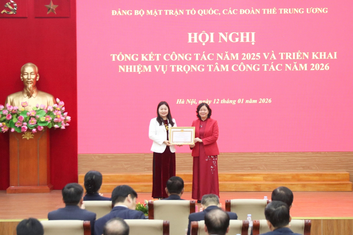 Đồng chí Bùi Thị Minh Hoài trao tặng Bằng khen của Ban Thường vụ Đảng ủy MTTQ, các đoàn thể Trung ương cho Đảng bộ Cơ quan UBTƯ MTTQ Việt Nam