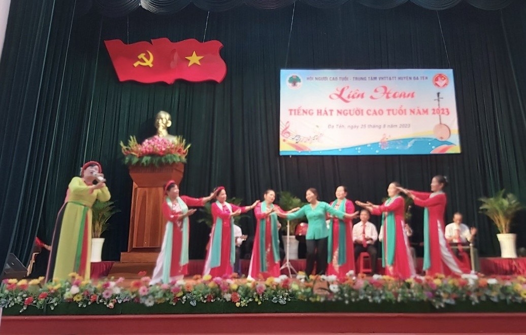 Chị Nguyễn Thị Hằng ( áo xanh) tham gia Liên hoan văn nghẹ của Hội Người cao tuổi tổ chức