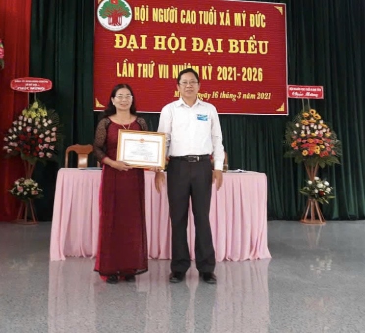 Chị Nguyễn Thị Hằng được Công an tỉnh khen thưởng