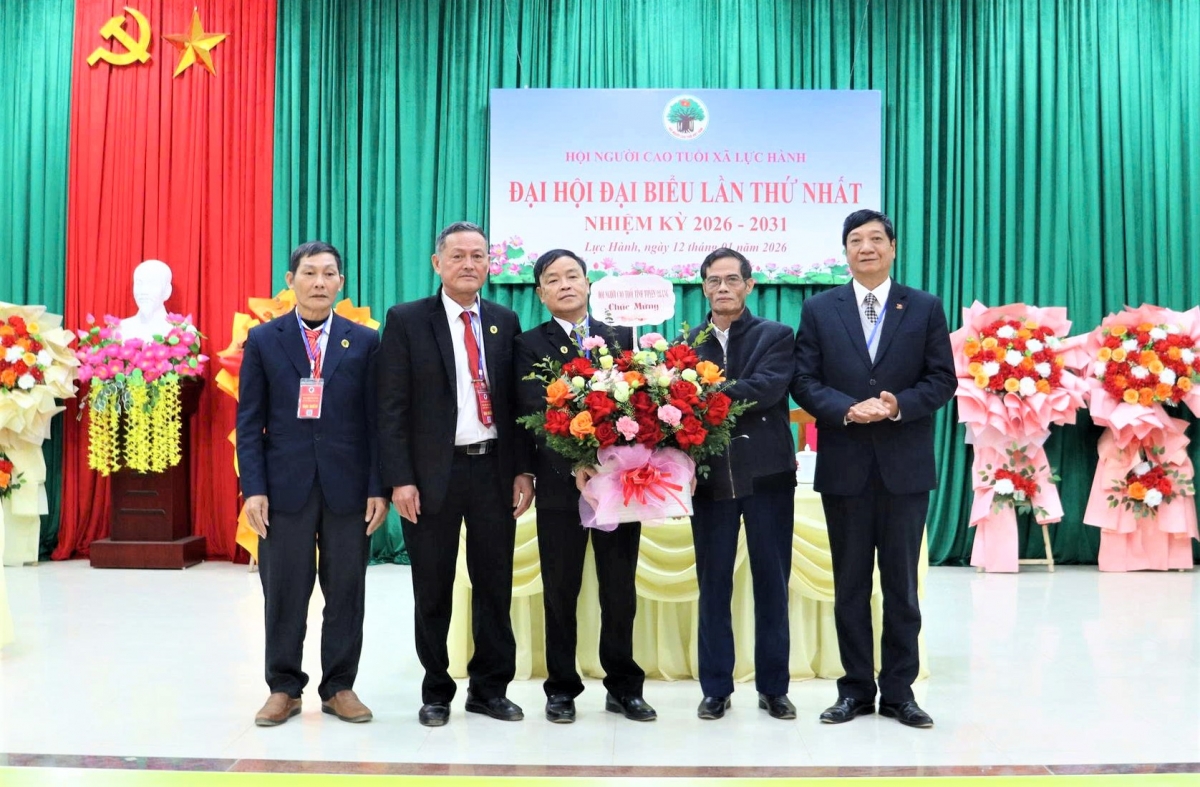 Lãnh đạo Hội NCT tỉnh tặng hoa chúc mừng Đại hội