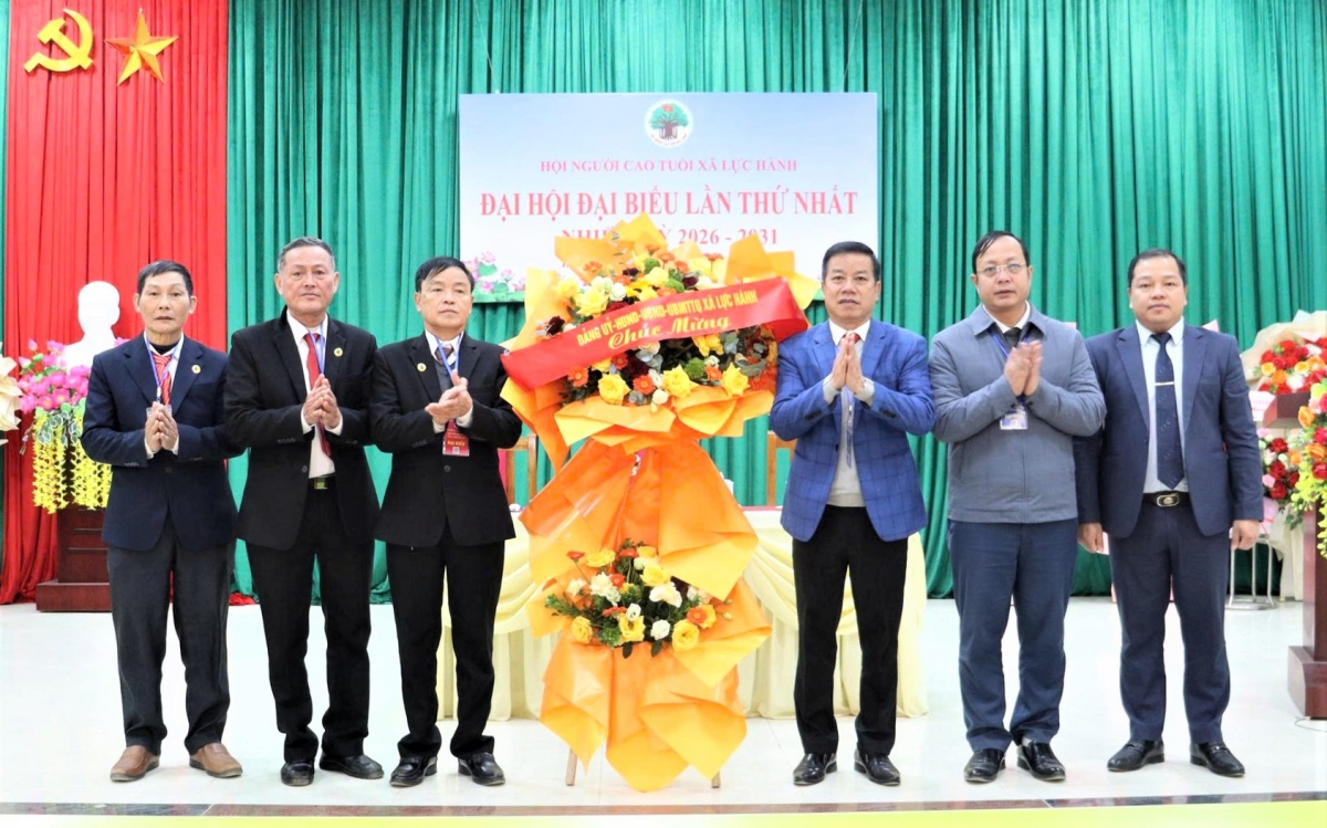 Lãnh đạo xã Lực Hành tặng hoa chúc mừng Đại hội