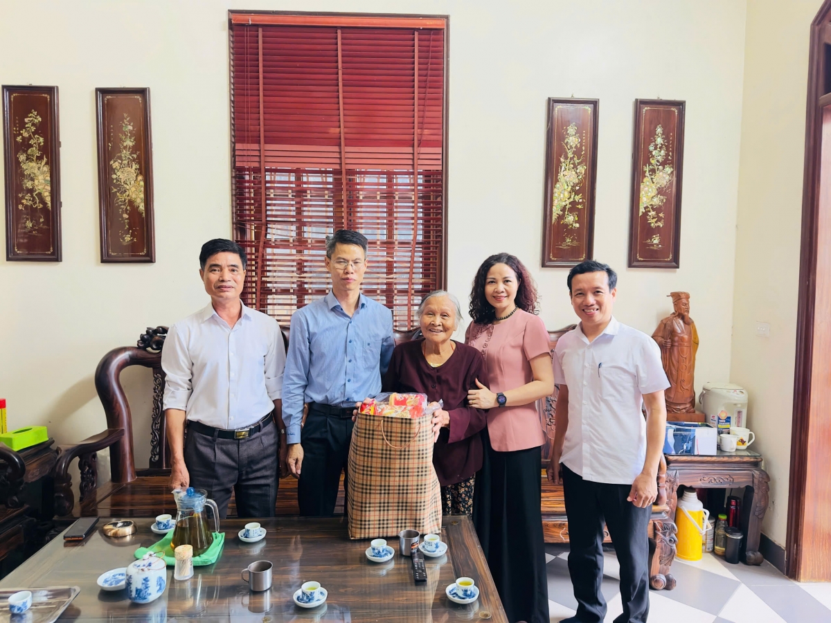 Lãnh đạo xã Hồng Sơn tặng quà NCT có công trên địa bàn