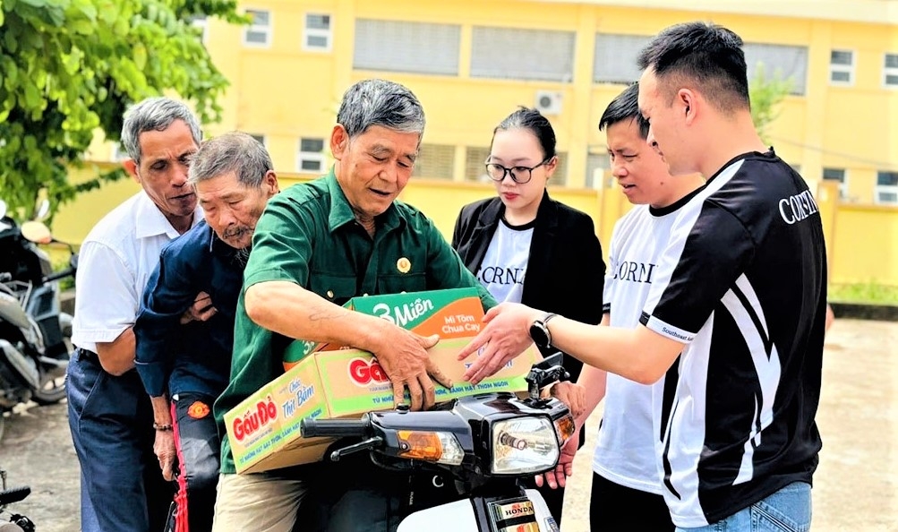 Tặng quà NCT hoàn cảnh khó khăn xã Hồng sơn nhân Tháng hành động vì NCT Việt Nam năm 2025