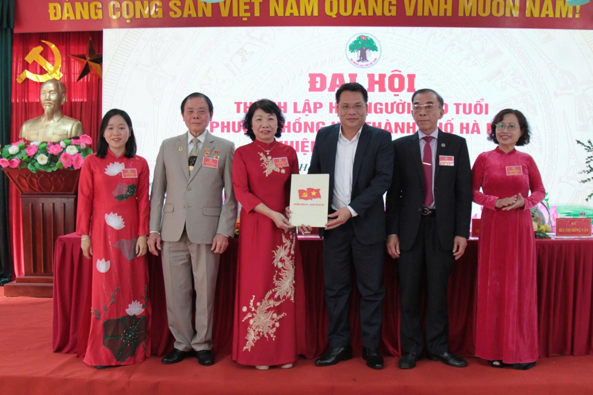 Trao Quyết định thành lập Hội NCT phường Hồng Hà