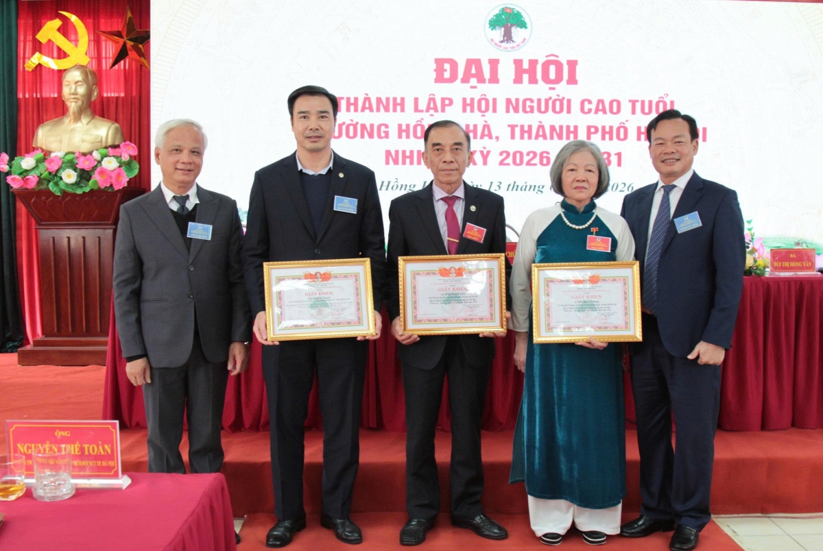 Chủ tịch Hội NCT thành phố Hà Nội Nguyễn Thế Toàn và Bí thư Đảng ủy, Chủ tịch HĐND phường Hồng Hà Bùi Tuấn Anh trao khen thưởng các tập thể, cá nhân. 