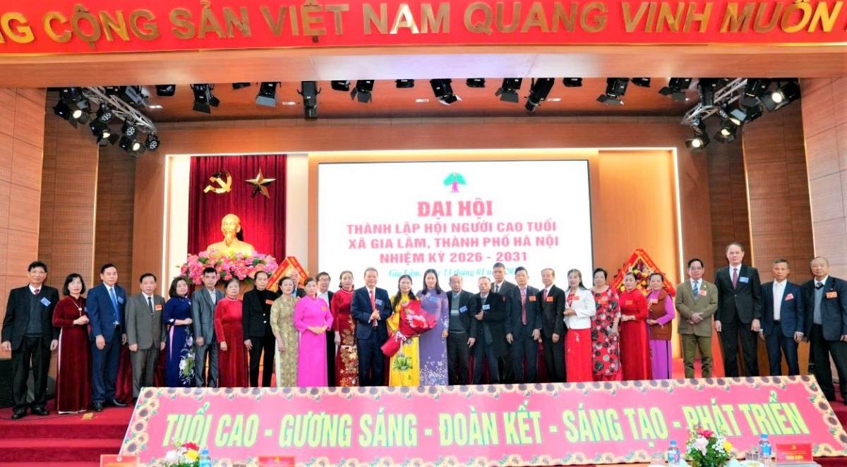 Lãnh đạo Hội NCT TP Hà Nội và phường xã Gia Lâm tặng hoa chúc mừng Ban Chấp hành Hội NCT xã Gia Lâm