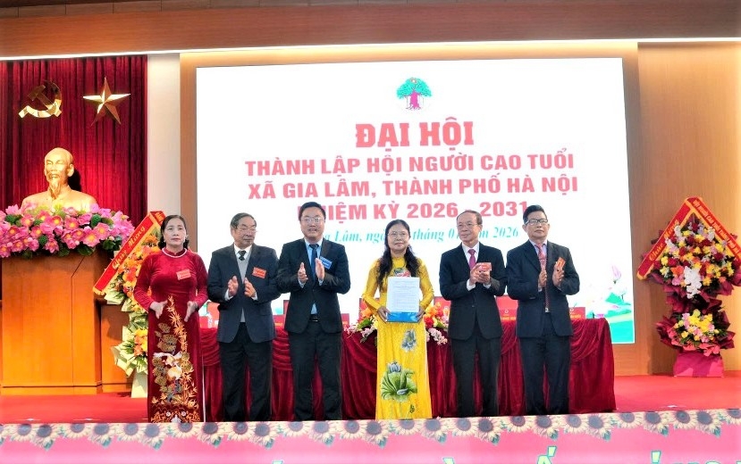 Lãnh đạo xã Gia Lâm trao quyết định thành lập Hội NCT