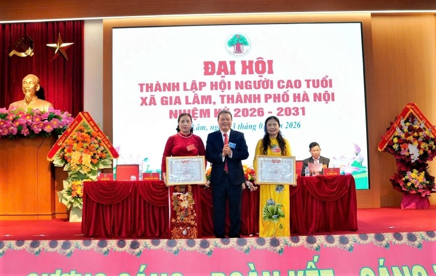 Trao Bằng khen Trung ương Hội cho tập thể, cá nhân xuất sắc