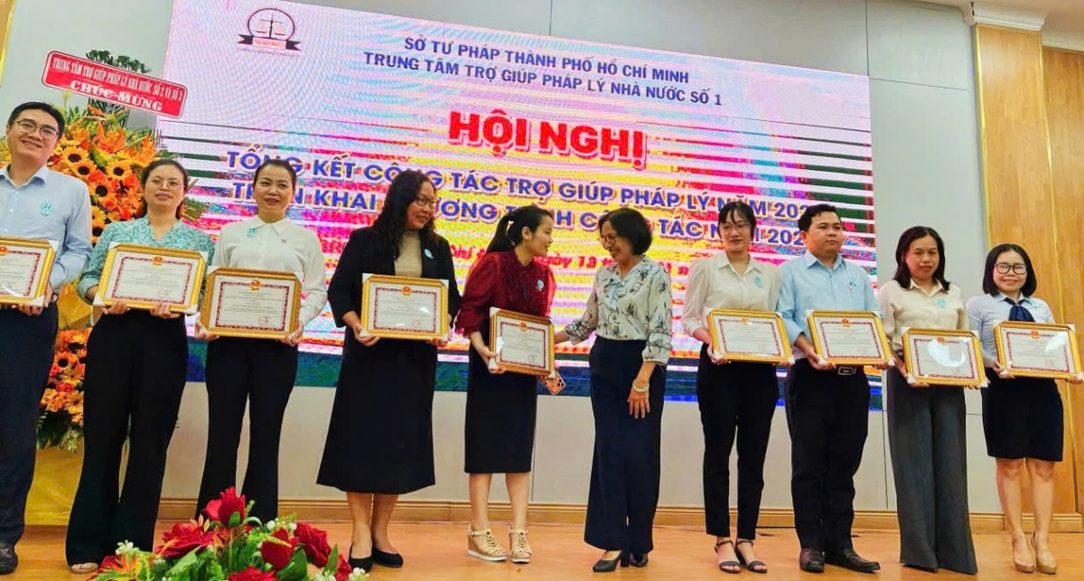 3.	Trao Giấy khen cho các tập thể, cá nhân tiêu biểu