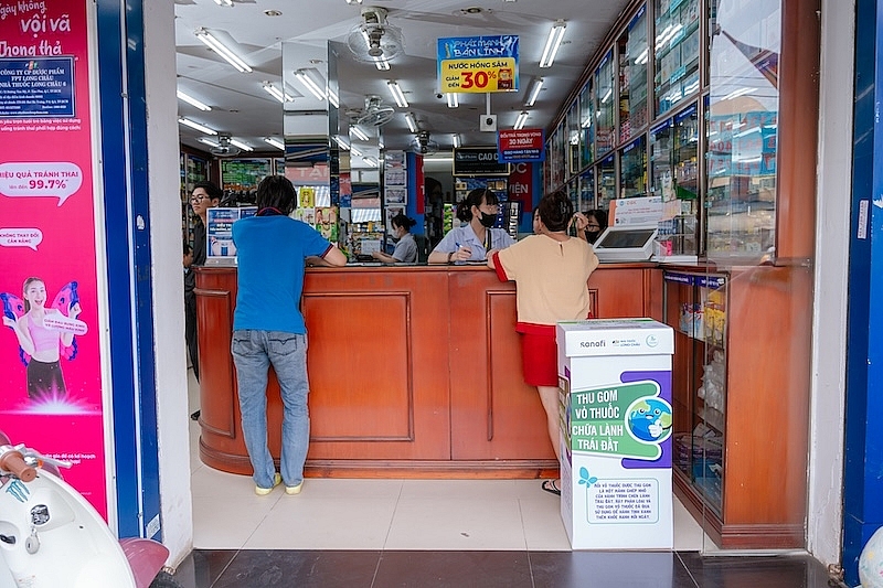 Thùng thu gom vỉ thuốc được đặt ở vị trí dễ thấy tại nhà thuốc Long Châu