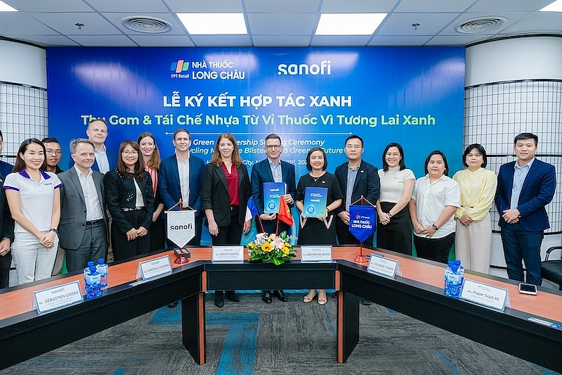 Long Châu cùng Sanofi Việt Nam nâng tầm hợp tác chiến lược, thắt chặt cam kết đồng hành bảo vệ môi trường bền vững và xây dựng cộng đồng khỏe mạnh
