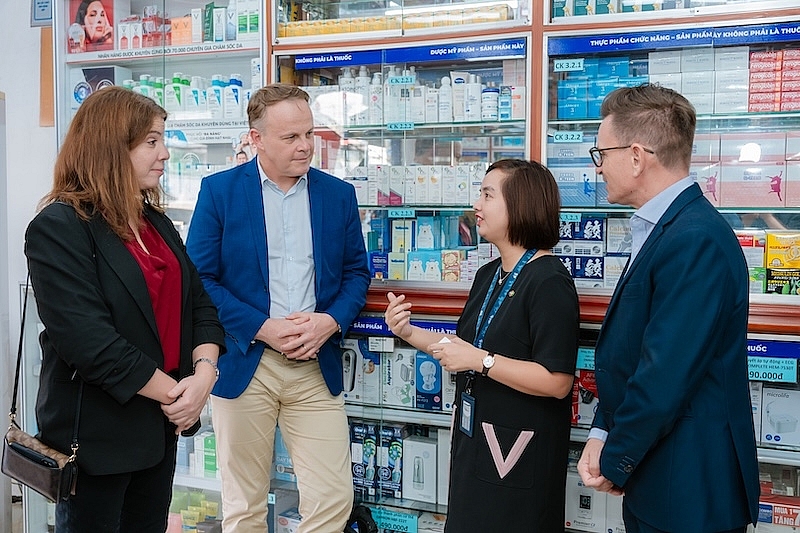 Đoàn lãnh đạo cấp cao Sanofi Việt Nam đã đến thăm và triển khai dự án trực tiếp tại nhà thuốc Long Châu