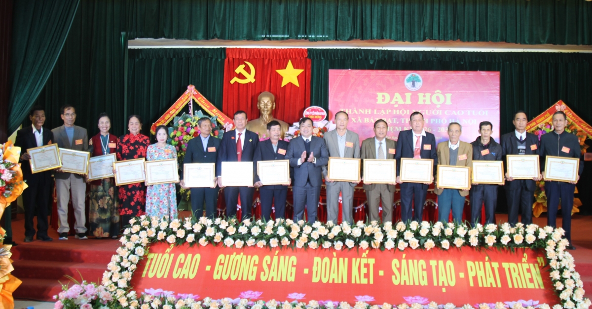 Lãnh đạo xã Bất Bạt trao Giấy khen cho các tập thể, cá nhân xuất sắc