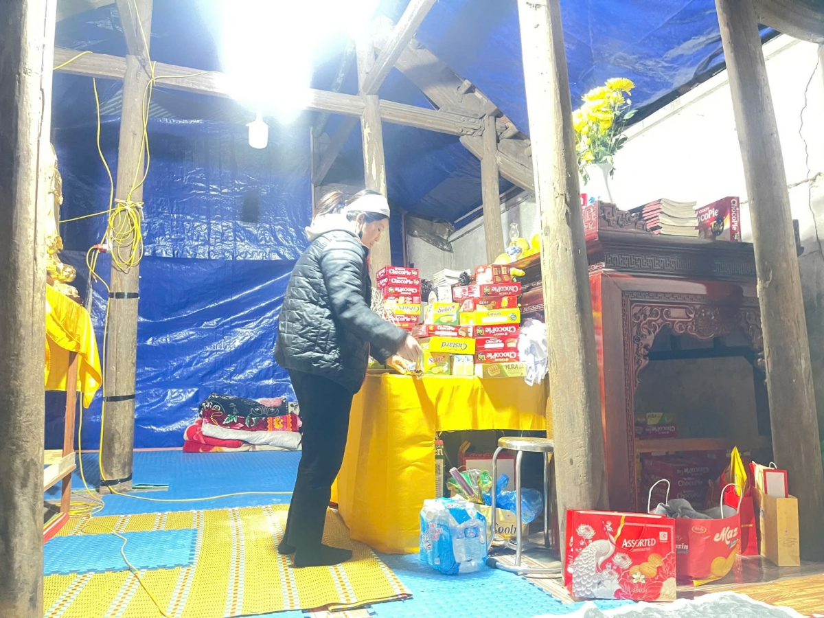 Chị Trang lặng lẽ thắp nhang trên ban thờ chồng