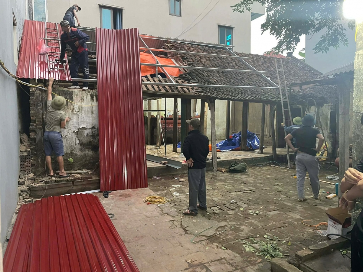 Hàng xóm, anh em mỗi người một tay giúp chị Trang tu sửa lại căn nhà