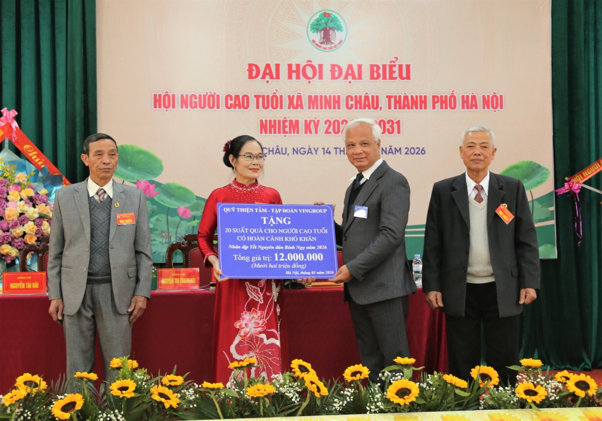 Chủ tịch Hội NCT TP Nguyễn Thế Toàn trao quà hỗ trợ NCT hoàn cảnh khó khăn xã Minh Châu