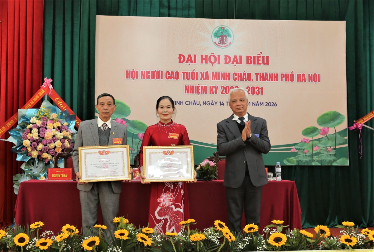 Trao Bằng khen Trung ương Hội cho tập thể, cá nhân xuất sắc