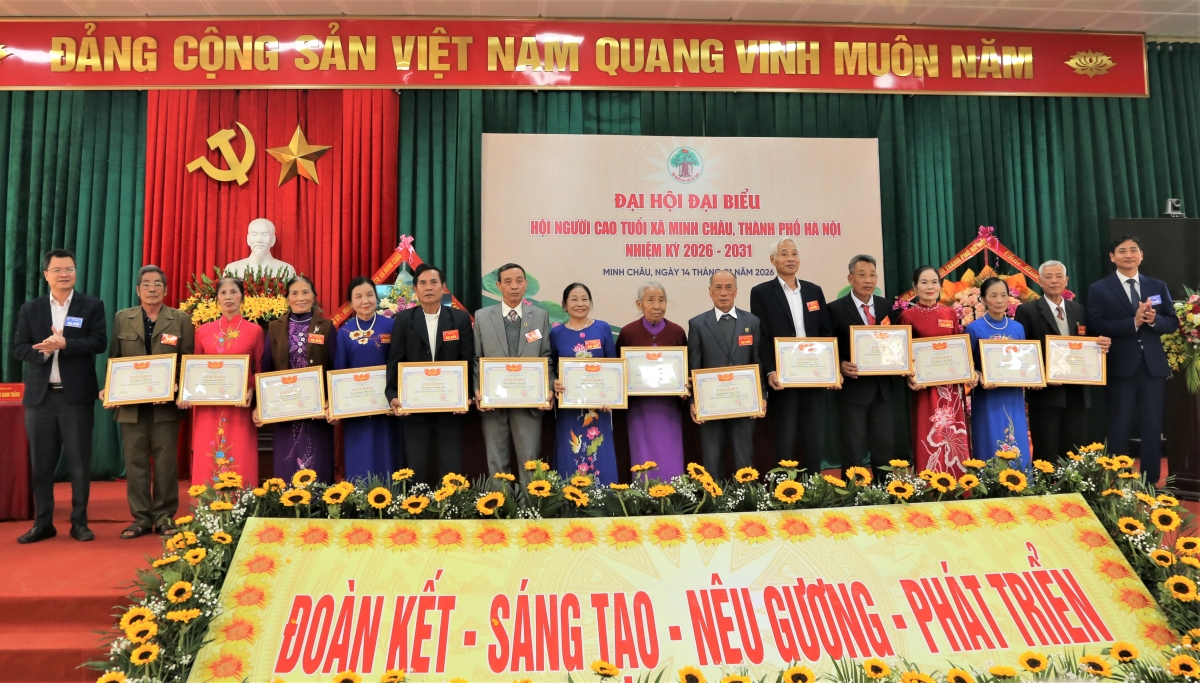 Trao Giấy khen của Chủ tịch UBND xã Minh Châu cho tập thể và các cá nhân xuất sắc