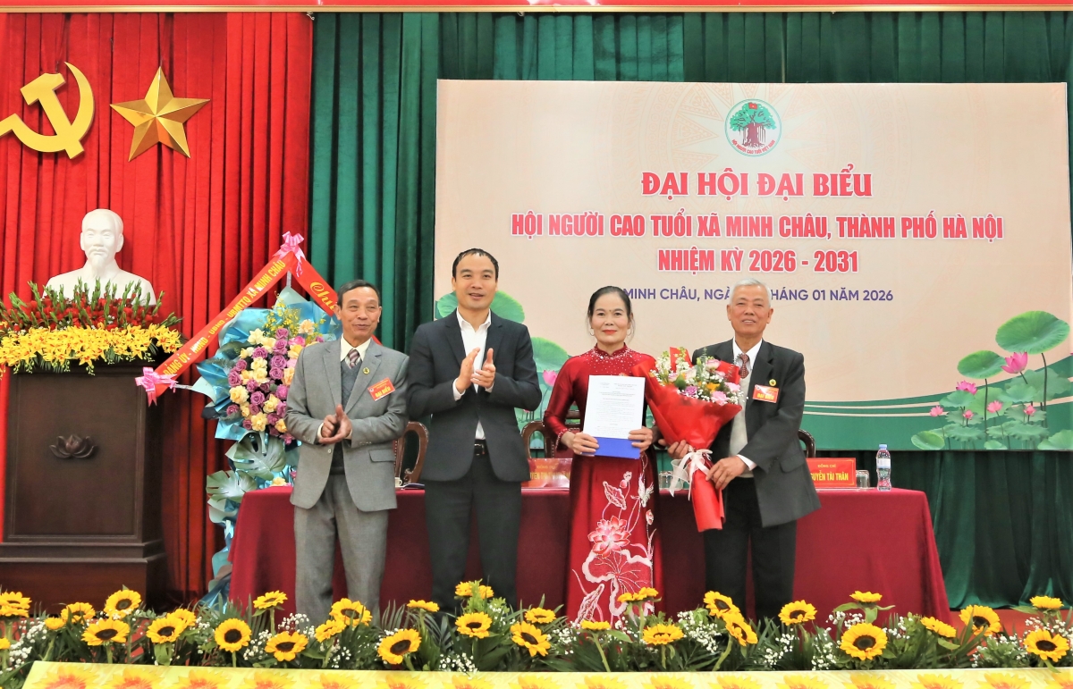 Trao Quyết định đổi tên Hội NCT xã Minh Châu