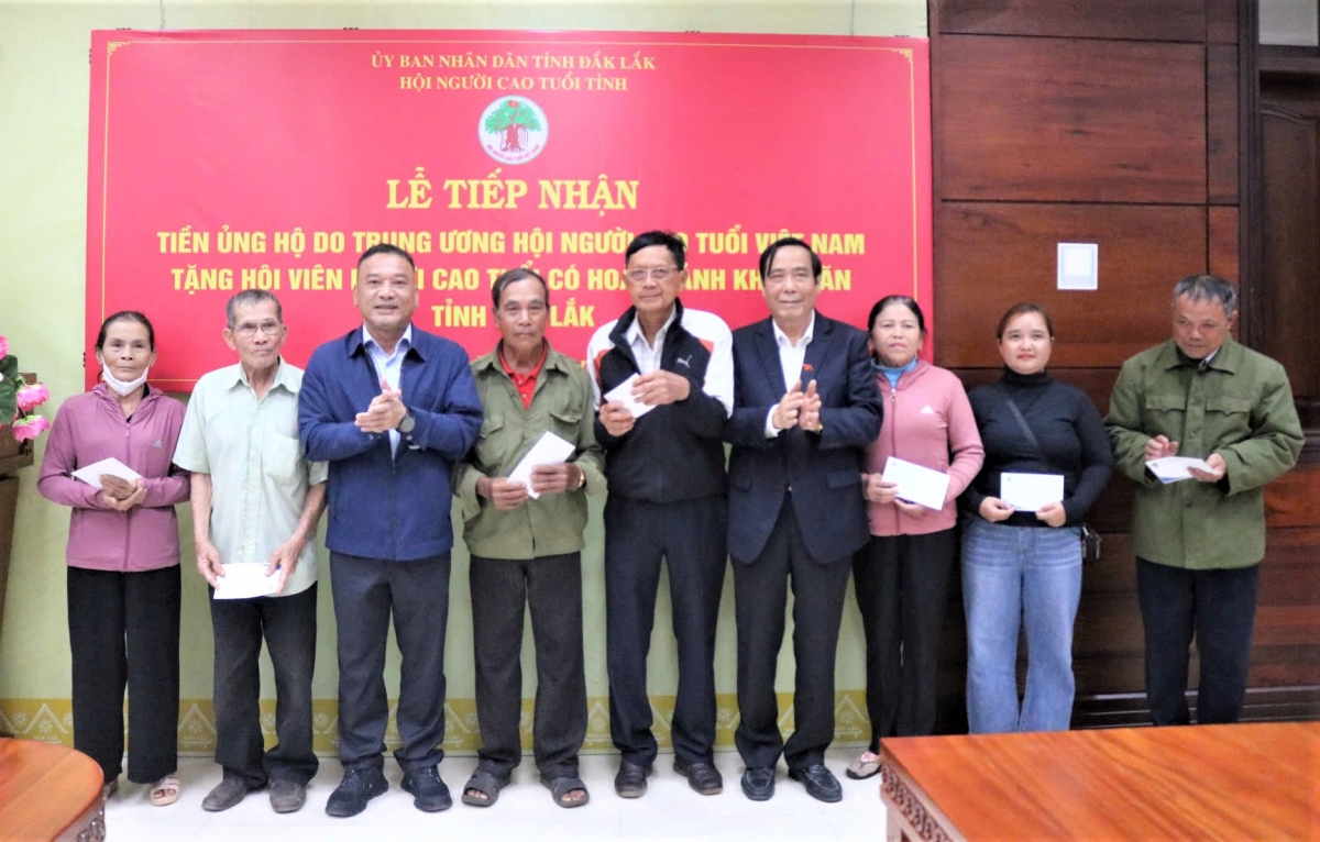 Lãnh đạo Trung ương Hội và lãnh đạo tỉnh Đắk Lắk tặng quà NCT hoàn cảnh khó khăn