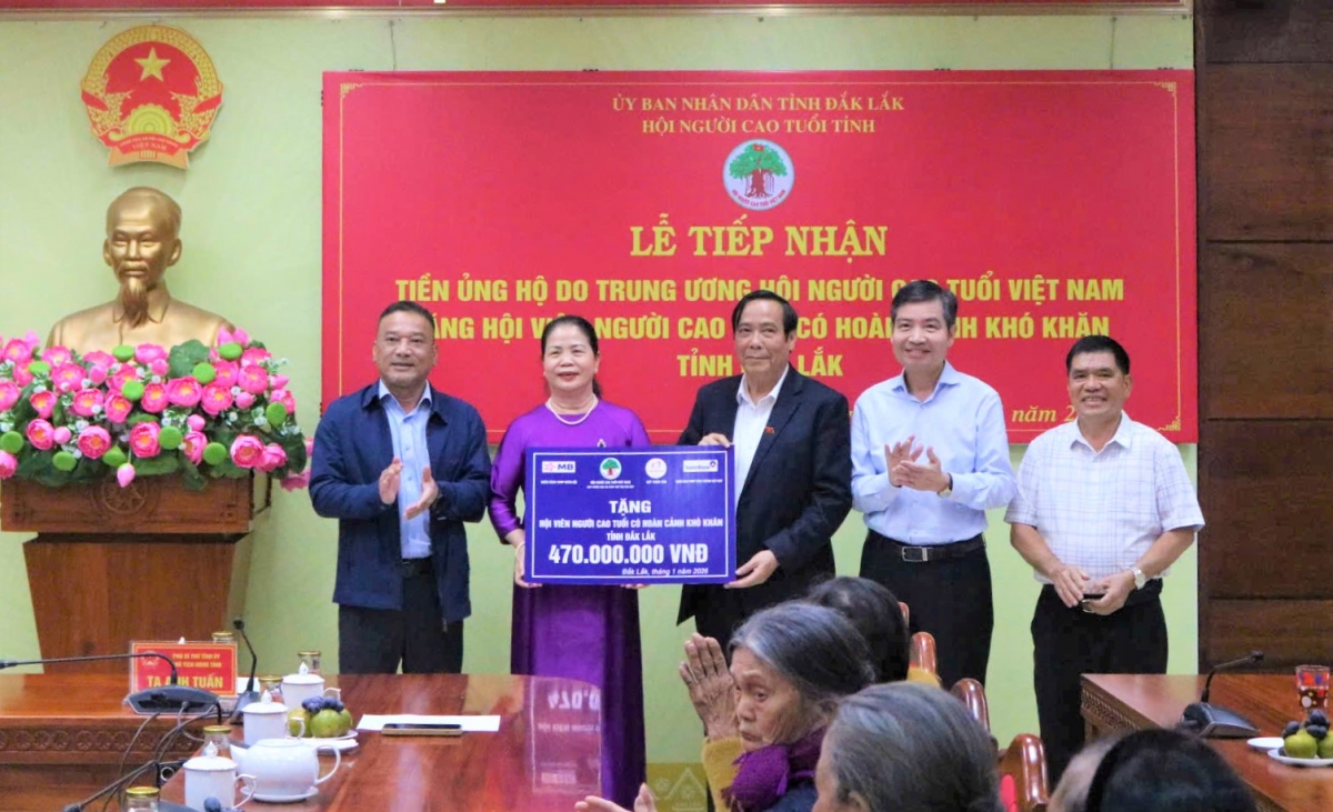 Chủ tịch Nguyễn Thanh Bình trao quà hỗ trợ NCT hoàn cảnh khó khăn tỉnh Đắk Lắk