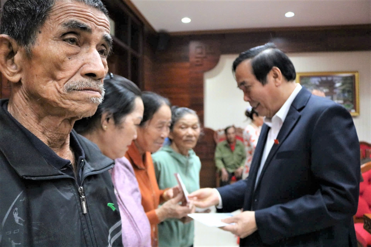 Trung ương Hội Người cao tuổi Việt Nam trao tiền hỗ trợ hội viên khó khăn tại Đắk Lắk