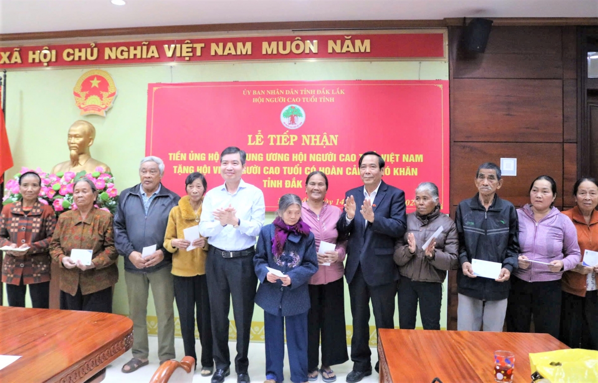 Lãnh đạo Trung ương Hội và lãnh đạo tỉnh Đắk Lắk tặng quà NCT hoàn cảnh khó khăn