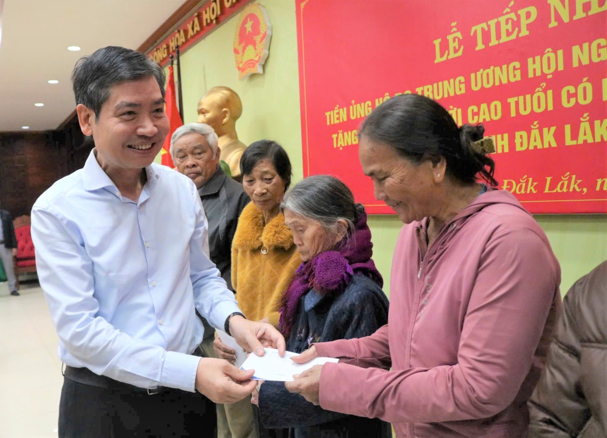 Trung ương Hội Người cao tuổi Việt Nam trao tiền hỗ trợ hội viên khó khăn tại Đắk Lắk