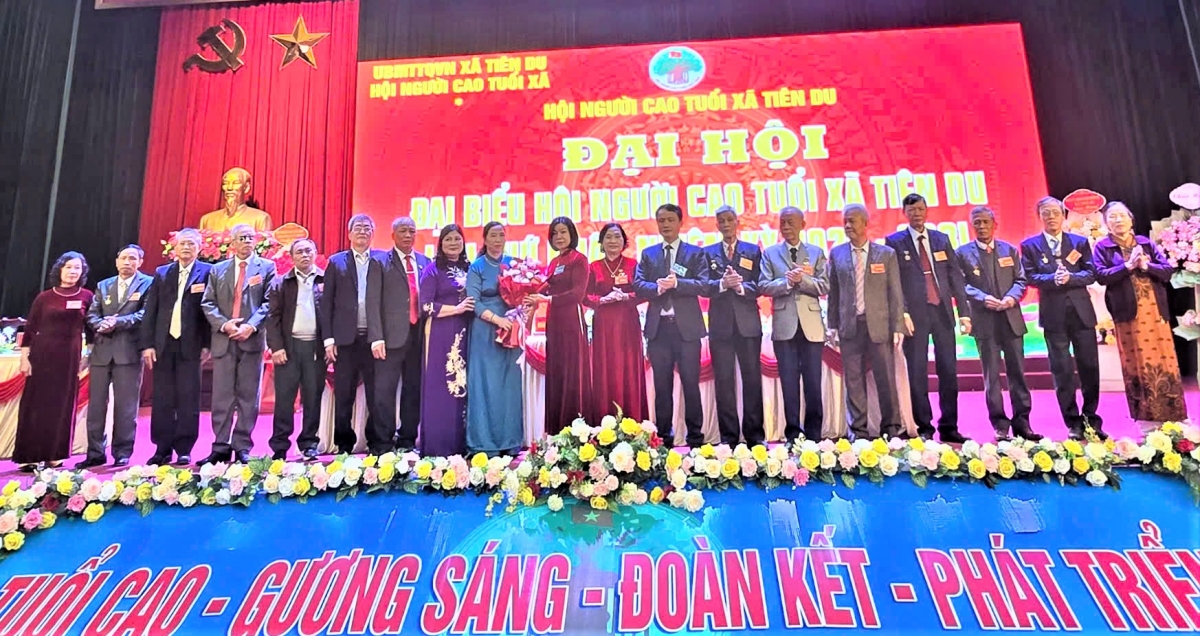 Lãnh đạo Hội NCT tỉnh và xã Tiên Du tặng hoa chúc mừng Ban Chấp hành Hội NCT xã