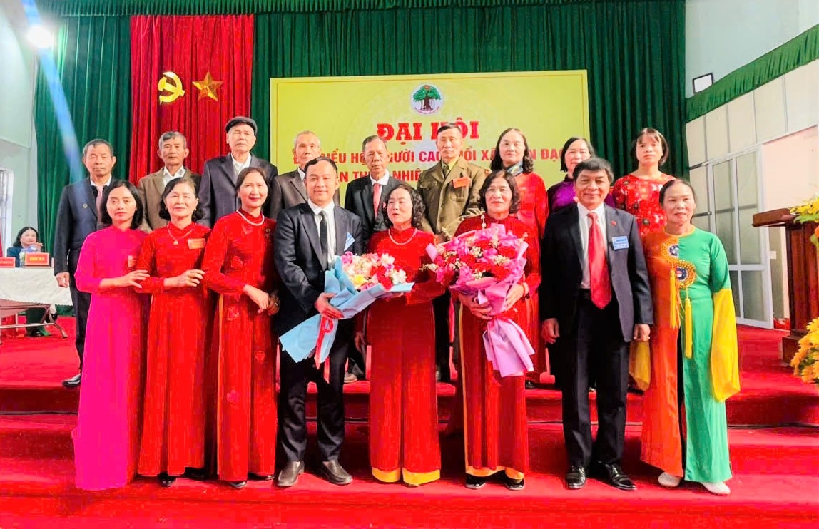 Lãnh đạo Hội NCT tỉnh và xã Tuấn Đạo tặng hoa chúc mừng Ban Chấp hành Hội NCT xã