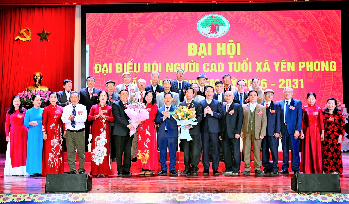 Lãnh đạo Hội NCT tỉnh và xã Yên Phong tặng hoa chúc mừng Ban Chấp hành Hội NCT xã