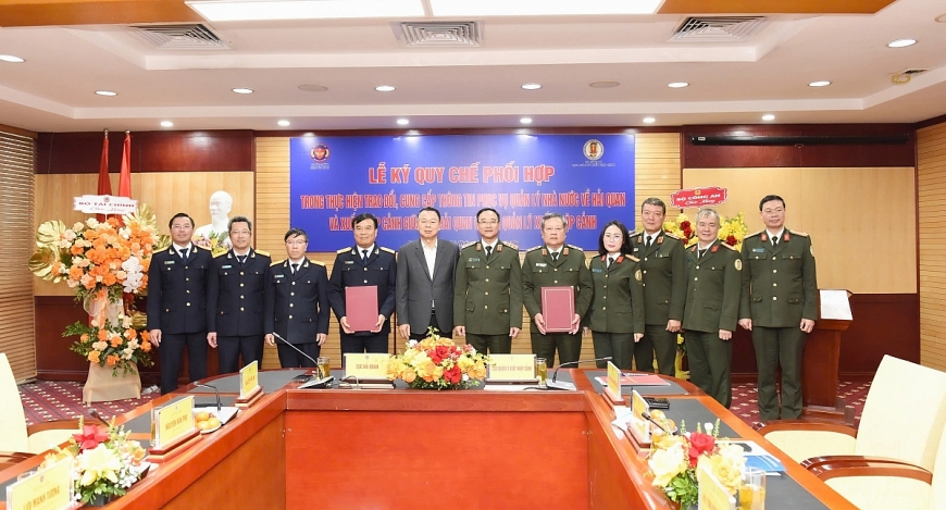 Tham dự lễ ký kết có Thứ trưởng, Ủy viên Ban Thường vụ Đảng ủy Bộ Tài chính Nguyễn Đức Chi và Thứ trưởng, Ủy viên Ban Thường vụ Đảng ủy Công an Trung ương- Bộ Công an, Thượng tướng Phạm Thế Tùng cùng đại diện Cục Hải quan, Cục Quản lý Xuất nhập cảnh.