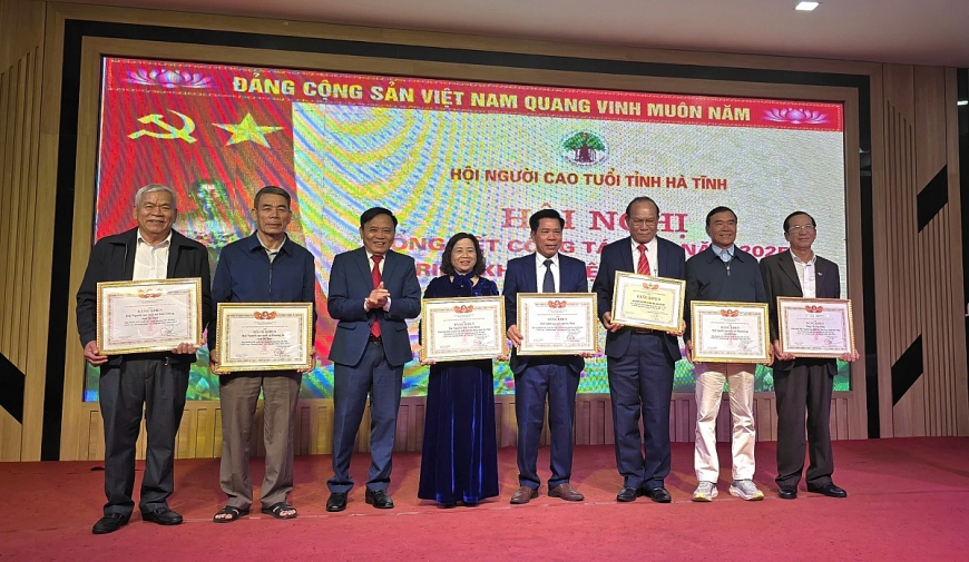 hừa uỷ quyền của Trung ương Hội, ông Thái Sinh - Chủ tịch Hội NCT tỉnh Hà Tĩnh đã trao Bằng khen của Ban Chấp hành Trung ương Hội NCT Việt Nam cho 6 tập thể, cá nhân đạt thành tích xuất sắc trong phpong trào Tuổi cao - Gương sáng và công tác Hội năm 2025.
