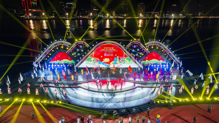 Sân khấu nghệ thuật hoành tráng của Lễ hội pháo hoa quốc tế Đà Nẵng 2025 được dàn dựng bởi Sun Group. (Ảnh: Ánh Dương)