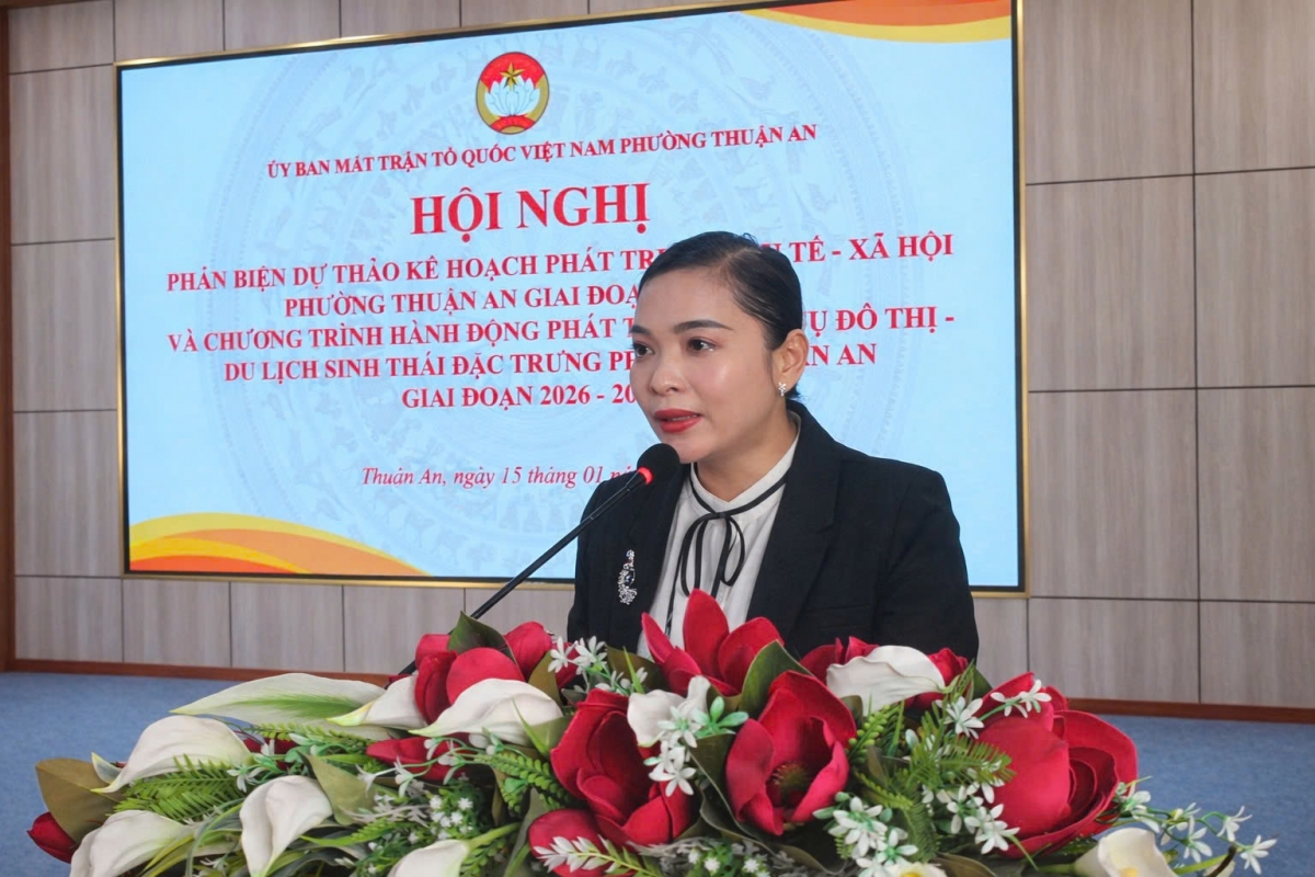 Đồng chí Huỳnh Thị Thu Thủy – Ủy viên Ban Thường vụ, Chủ tịch Ủy ban MTTQ Việt Nam phường Thuận An chủ trì hội nghị.