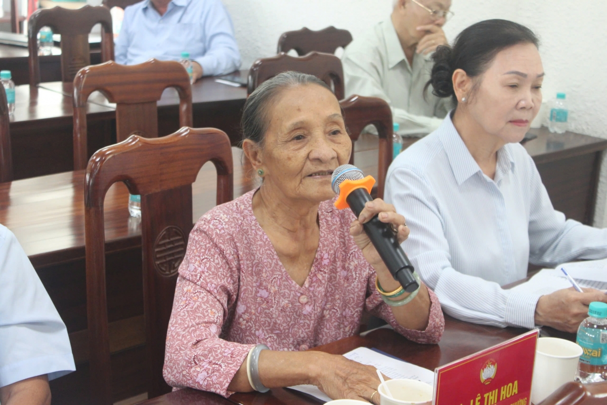 Cụ Lê Thị Hoa (80 tuổi) tham gia phản biện tại hội nghị.