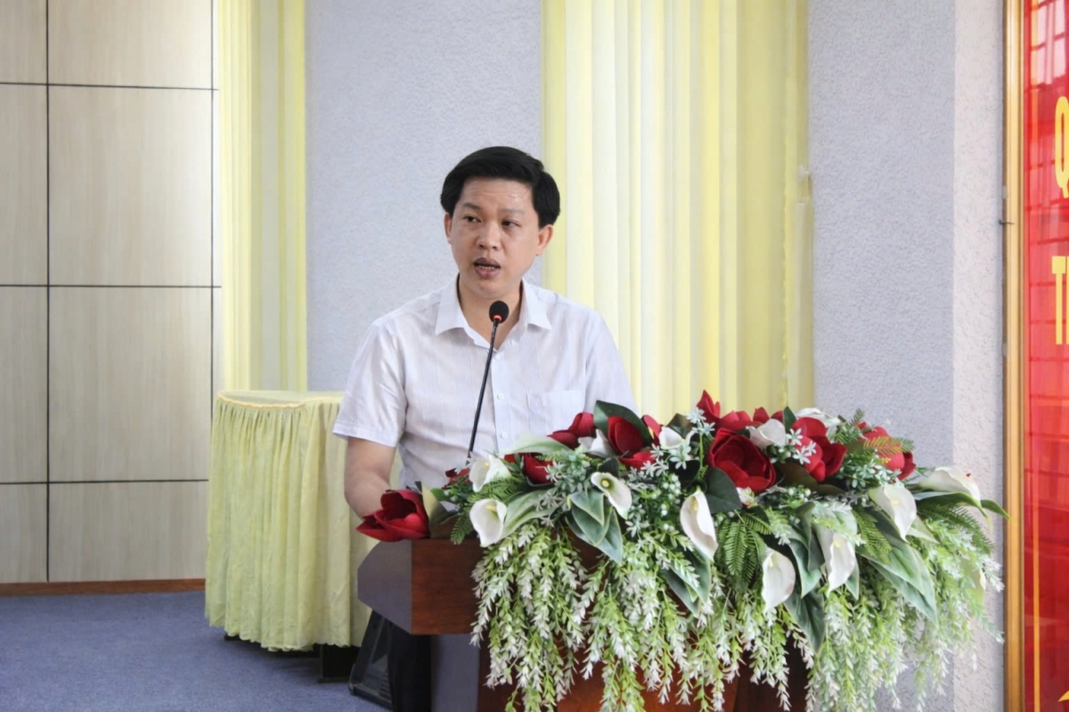 Đồng chí Ngô Tiến Đạt – Ủy viên Ban Thường vụ, Phó Chủ tịch UBND phường Thuận An trình bày tóm tắt dự thảo Chương trình hành động giai đoạn 2026–2030.