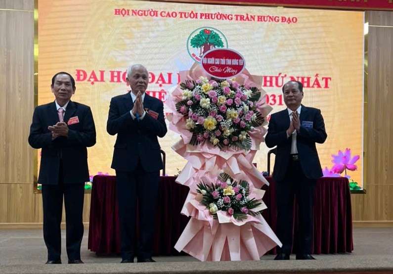 Lãnh đạo Hội NCT tỉnh Hưng Yên tặng hoa chúc mừng Đại hội