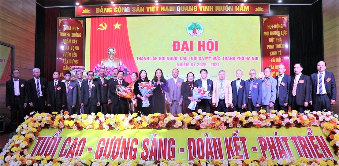 Lãnh đạo hội NCT TP Hà Nội và lãnh đạo xã Mỹ Đức tặng hoa chúc mừng Ban Chấp hành Hội NCT xã