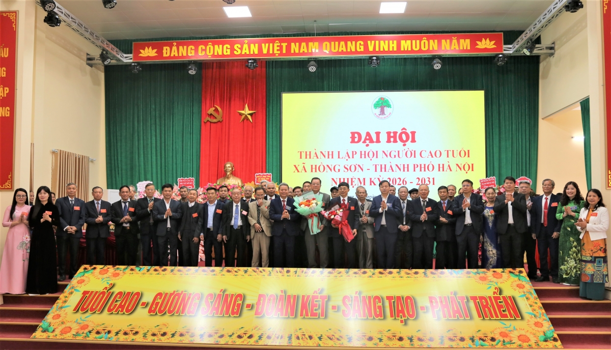 Lãnh đạo Hội NCT TP Hà Nội và lãnh đạo xã Hồng Sơn tặng hoa chúc mừng Ban Chấp hành Hội NCT xã