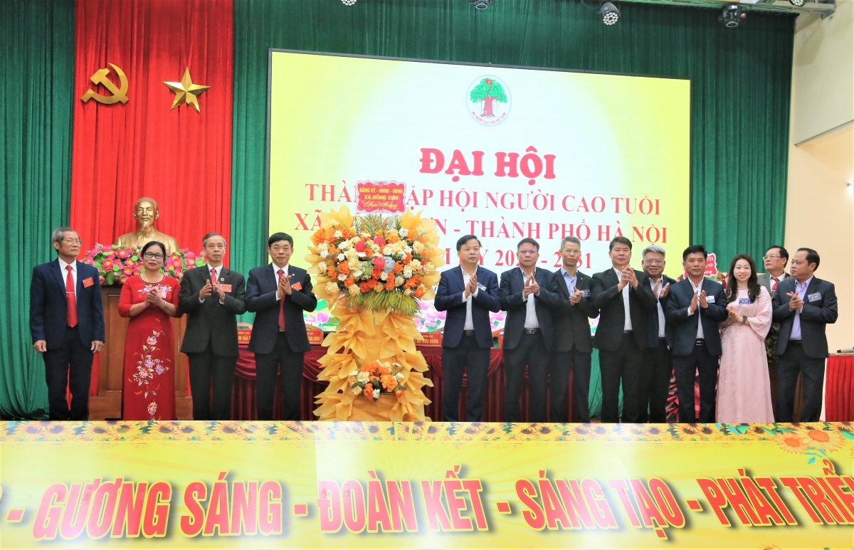 Lãnh đạo xã Hồng Sơn tặng hoa chúc mừng Đại hội