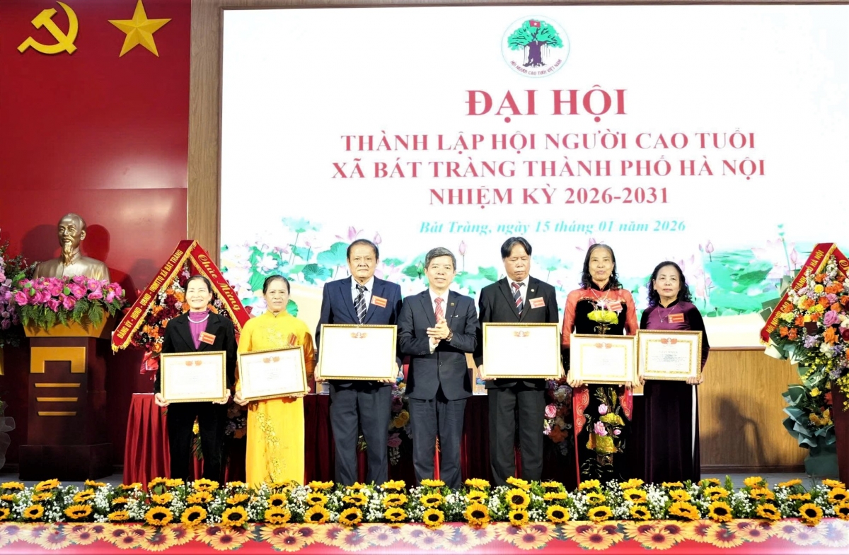 Khen thưởng các tập thể, cá nhân xuất sắc