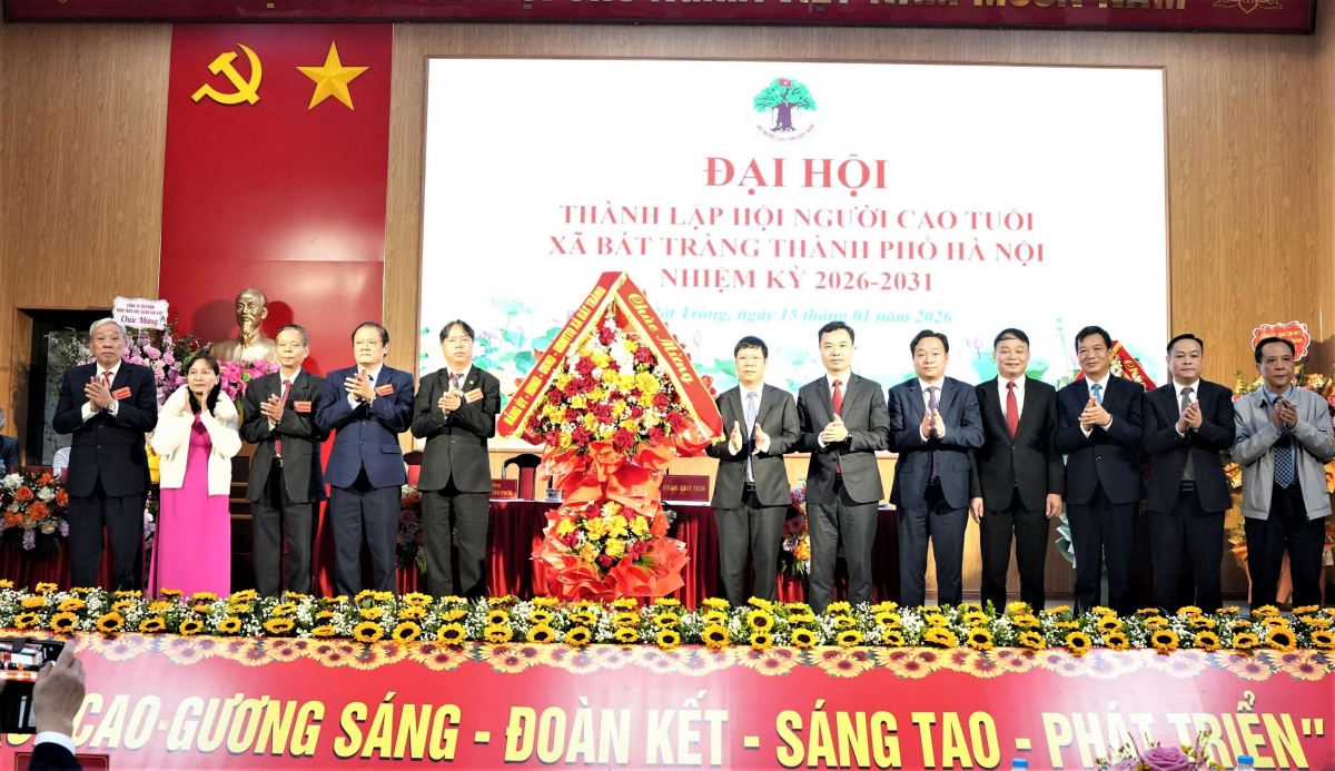 Lãnh đạo xã Bát Tràng tặng hoa chúc mừng Đại hội