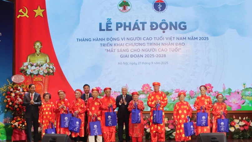 Một số giải pháp, kiến nghị về phát huy vai trò NCT trong cộng đồng và gia đình