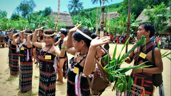 Người giữ cho làng sống tử tế