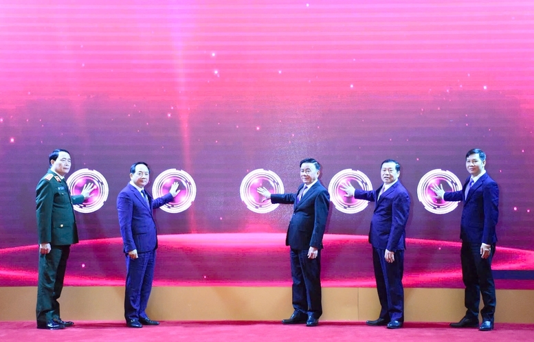 Thường trực Ban Bí thư Trần Cẩm Tú, Trưởng Ban Tuyên giáo và Dân vận Trung ương Trịnh Văn Quyết và lãnh đạo các ban, bộ ngành nhấn nút ra mắt ứng dụng di động Tuyên giáo và Dân vận Trung ương